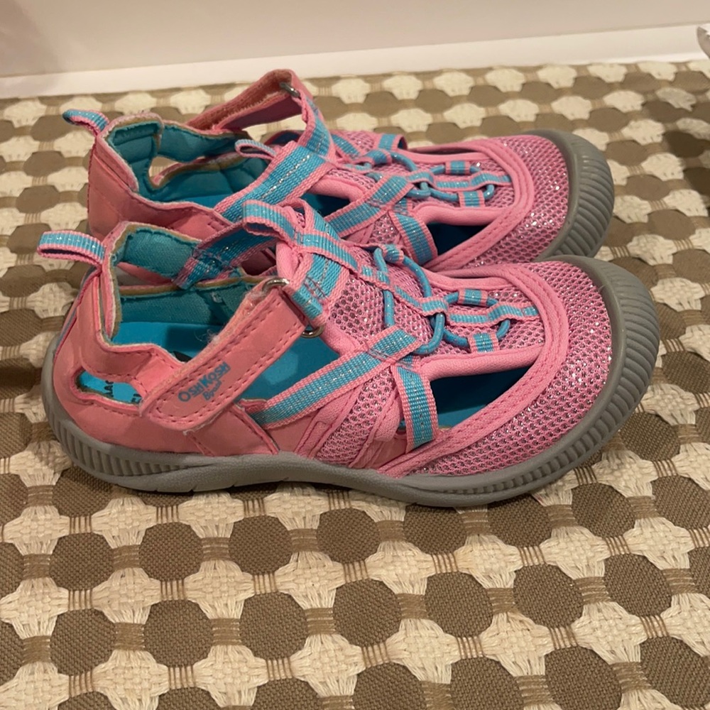 Little Girls water shoes-Oshkosh size 9